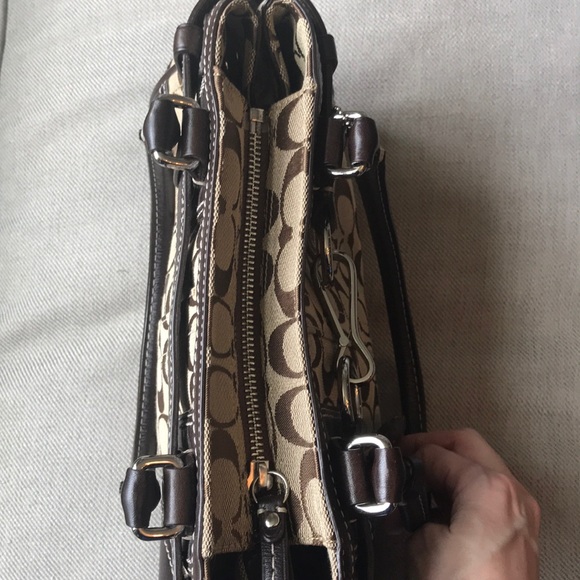 Coach NWOT Hamptons signature small satchel - Picture 5 of 7